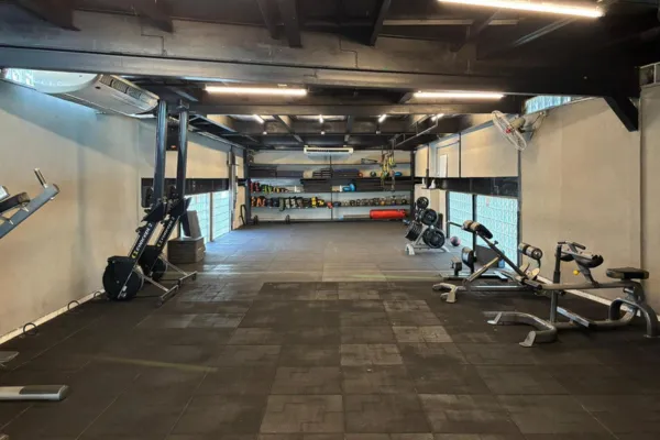 Área de cross training com remos e anilhas