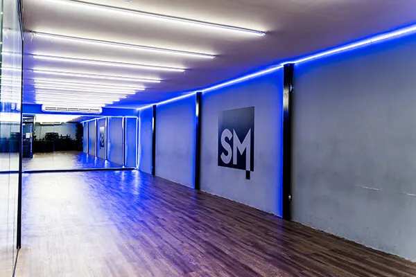 Sala de aulas coletivas iluminada em azul